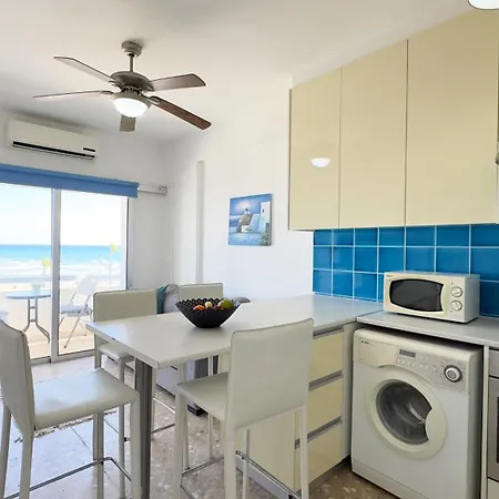 Kolonaki Seaview 1bdr Finikoudes Lárnaka
