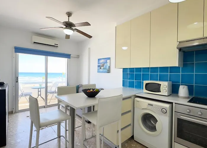 Kolonaki Seaview 1bdr Finikoudes Larnaca